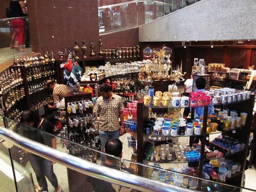 進(jìn)博物館藝術(shù)品商店購(gòu)紀(jì)念品