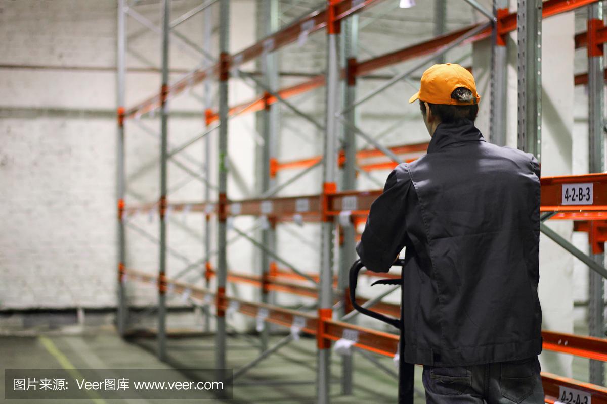 搬運(yùn)手動液壓升降機(jī)的工人