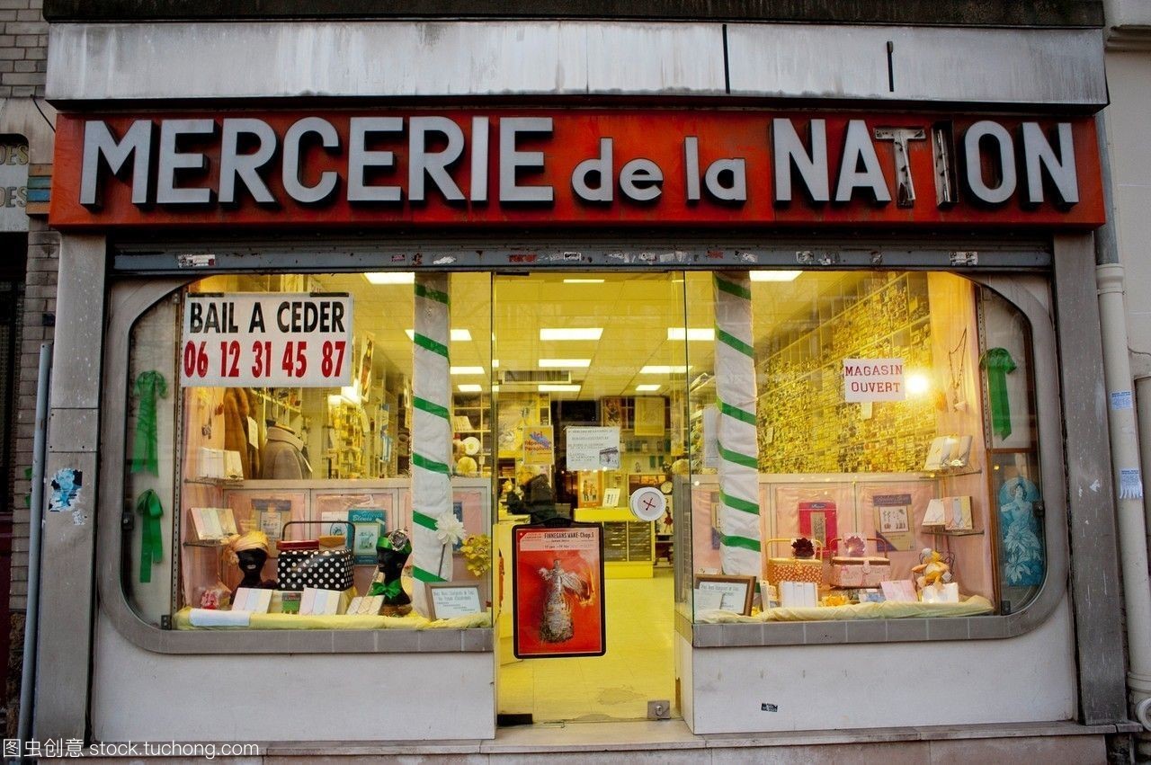 巴黎,法國,1月在小商店銷售,商店櫥窗標(biāo)志